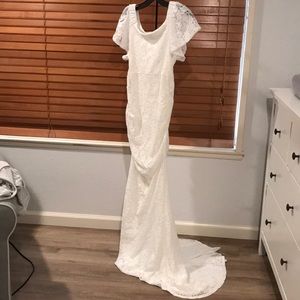 Kimi + Kai Maternity lace Dress